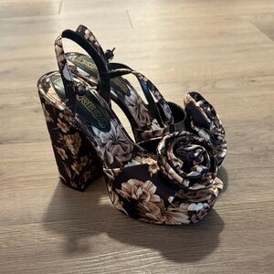 Express Women's Floral Heels - Black and Tan